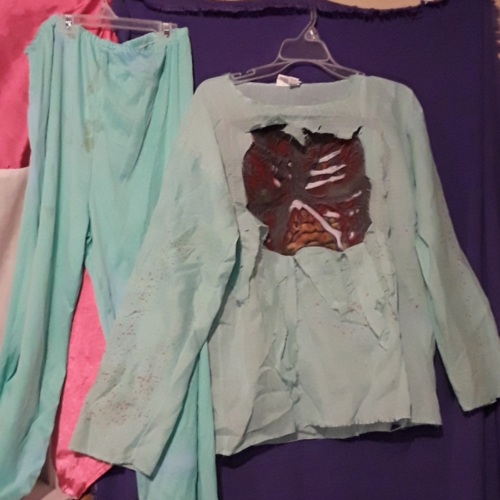 "Scrub" top costume w/ fake bones/blood/guts out